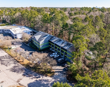 5104 Hollyridge Drive - Photo Thumbnail 6