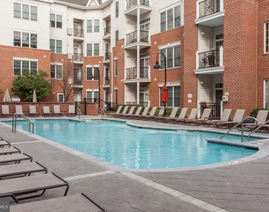 200 W Elm Street - Photo Thumbnail 19