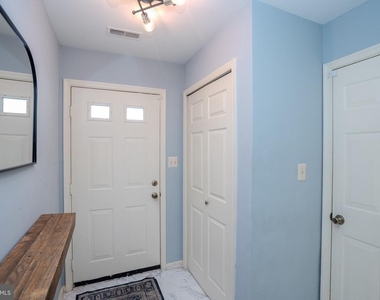 128 S Barrow Place - Photo Thumbnail 2