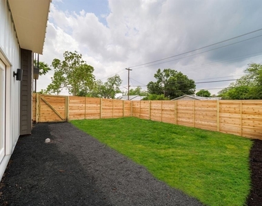 8507 Hathaway Dr - Photo Thumbnail 12