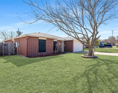 210 Mesquite Cir - Photo Thumbnail 1