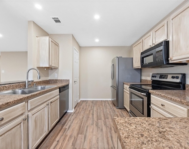 210 Mesquite Cir - Photo Thumbnail 4