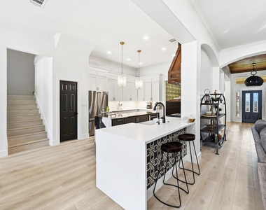 131 Eaton Ln - Photo Thumbnail 3