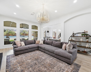 131 Eaton Ln - Photo Thumbnail 7