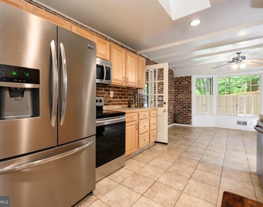 6728 Sulky Lane - Photo Thumbnail 12