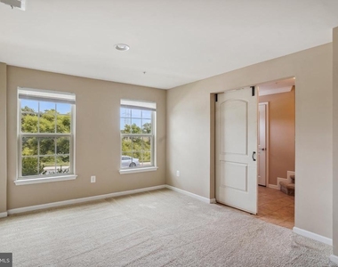5934 Jefferson Commons Way - Photo Thumbnail 3