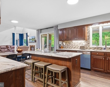 1126 Somerset Lane - Photo Thumbnail 9