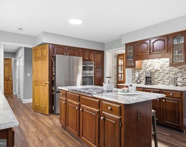 1126 Somerset Lane - Photo Thumbnail 5
