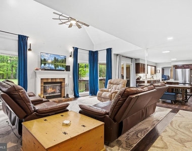 1126 Somerset Lane - Photo Thumbnail 13