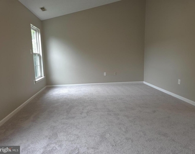 218 Eisenhower Court - Photo Thumbnail 8