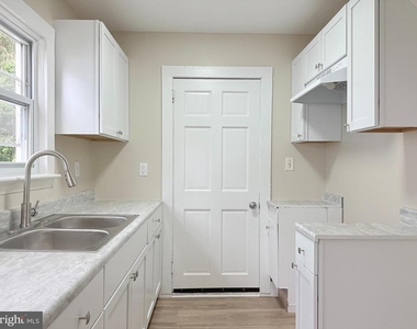 102 Montgomery St - Photo Thumbnail 1