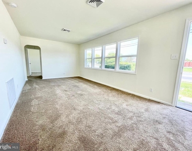 1416 S Governors Avenue - Photo Thumbnail 4