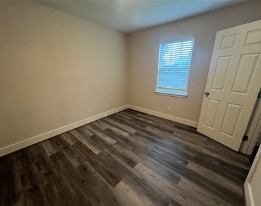 1310 Torres St - Photo Thumbnail 16