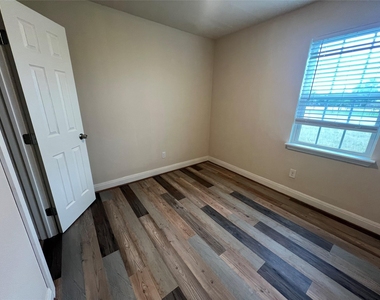 1310 Torres St - Photo Thumbnail 14