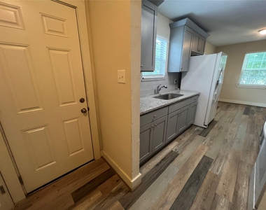 1310 Torres St - Photo Thumbnail 12