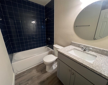 1310 Torres St - Photo Thumbnail 15
