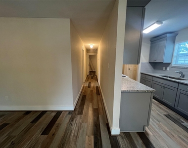 1310 Torres St - Photo Thumbnail 13