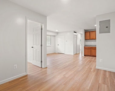 808 Chesapeake Street Se - Photo Thumbnail 2