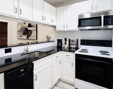 2815 Rio Grande St - Photo Thumbnail 5