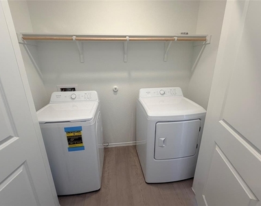 208 Skyfire St - Photo Thumbnail 8