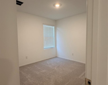 208 Skyfire St - Photo Thumbnail 10