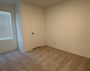 208 Skyfire St - Photo Thumbnail 12