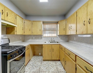 6402 Santos St - Photo Thumbnail 3