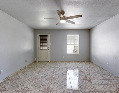 6402 Santos St - Photo Thumbnail 4
