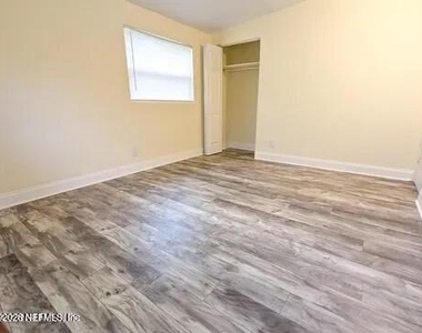 4294 Katanga Drive N - Photo Thumbnail 8