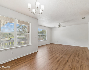 702 Meadowbrook Drive - Photo Thumbnail 4