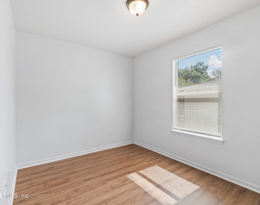702 Meadowbrook Drive - Photo Thumbnail 8
