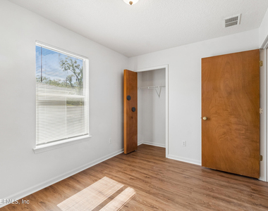 702 Meadowbrook Drive - Photo Thumbnail 7
