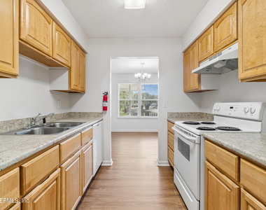 702 Meadowbrook Drive - Photo Thumbnail 5