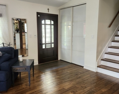 301 Oakbrook Court - Photo Thumbnail 26