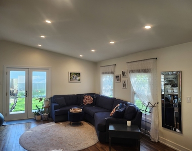 301 Oakbrook Court - Photo Thumbnail 12