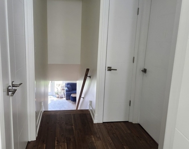 301 Oakbrook Court - Photo Thumbnail 24