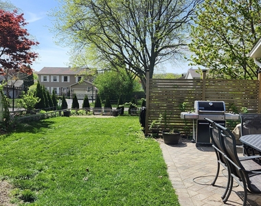301 Oakbrook Court - Photo Thumbnail 5