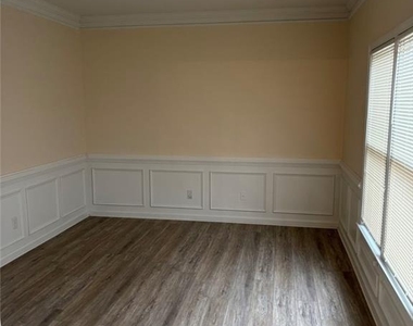 220 Cross Creek Drive - Photo Thumbnail 2