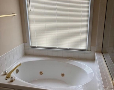 220 Cross Creek Drive - Photo Thumbnail 13
