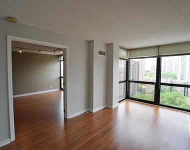 1122 N Clark Street - Photo Thumbnail 3