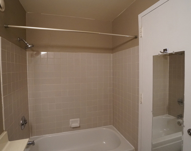 1122 N Clark Street - Photo Thumbnail 7