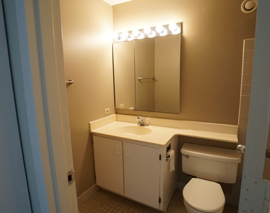1122 N Clark Street - Photo Thumbnail 6
