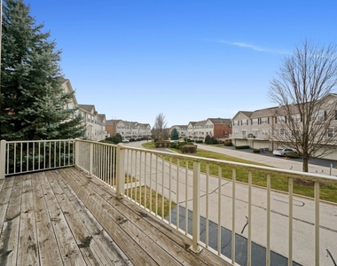 760 Lambert Lane - Photo Thumbnail 15