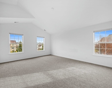 760 Lambert Lane - Photo Thumbnail 11
