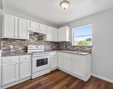 3918 Tavenor Lane - Photo Thumbnail 9
