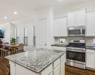 8817 Lakeshore Bend Drive - Photo Thumbnail 7