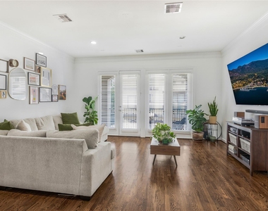 8817 Lakeshore Bend Drive - Photo Thumbnail 13
