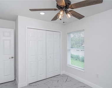 303 E 7th Street - Photo Thumbnail 10