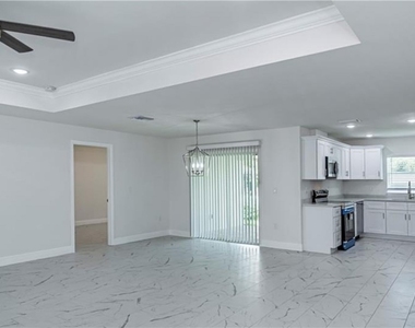 303 E 7th Street - Photo Thumbnail 3