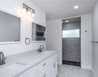 303 E 7th Street - Photo Thumbnail 5